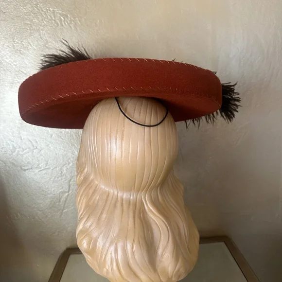 RAVISHING 1940s' CINNAMON COLOR TILT FELT HAT WITH LARGE BROWN FEATHERS + JEWEL